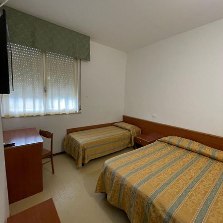 Hotel Zeus Лідо-ді-Классе Екстер'єр фото